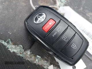 2025 Toyota Camry LE z VIN 4T1DAACK4SU024794, wystawiony jako IAAI lot #42475742 z przebiegiem Nie podano mil oraz . Historia ofert i sprzedaży dostępna na DreamBid. Obrazek 11.