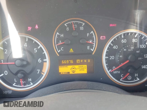 2014 Nissan Armada SV z VIN 5N1AA0NDXEN610636, wystawiony jako IAAI lot #41627340 z przebiegiem 66 976 mil mil oraz . Historia ofert i sprzedaży dostępna na DreamBid. Obrazek 7.