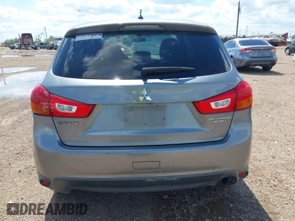 2015 Mitsubishi Outlander ES z VIN 4A4AP3AUXFE026547, wystawiony jako IAAI lot #42223662 z przebiegiem 155 990 mil mil oraz . Historia ofert i sprzedaży dostępna na DreamBid. Obrazek 16.