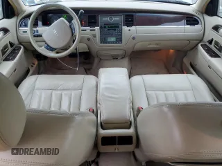 2006 Lincoln Town Car Signature z VIN 1LNHM81W76Y647607, wystawiony jako Copart lot #55507165 z przebiegiem 196 468 mil mil oraz Szkody całkowita. Historia ofert i sprzedaży dostępna na DreamBid. Obrazek 8.