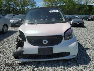 2019 Smart fortwo Pure z VIN WMEFJ9BAXKK359995, wystawiony jako Copart lot #56724955 z przebiegiem 17 755 mil mil oraz Tytuł czysty. Historia ofert i sprzedaży dostępna na DreamBid. Obrazek 5.