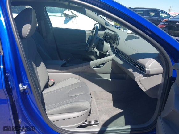 2025 Hyundai Elantra SEL Convenience with VIN KMHLS4DG2SU965777, listed as a IAAI auction lot 42075642 with 2,697 mi miles. Bid and sale history available at carsss.com. Image 5.