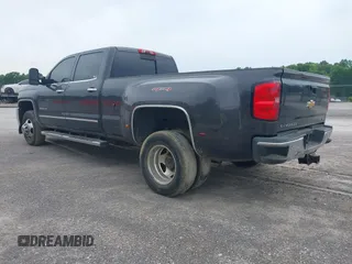 2015 Chevrolet Silverado 3500HD LTZ z VIN 1GC4K0C85FF127359, wystawiony jako IAAI lot #42252408 z przebiegiem 273 905 mil mil oraz . Historia ofert i sprzedaży dostępna na DreamBid. Obrazek 3.