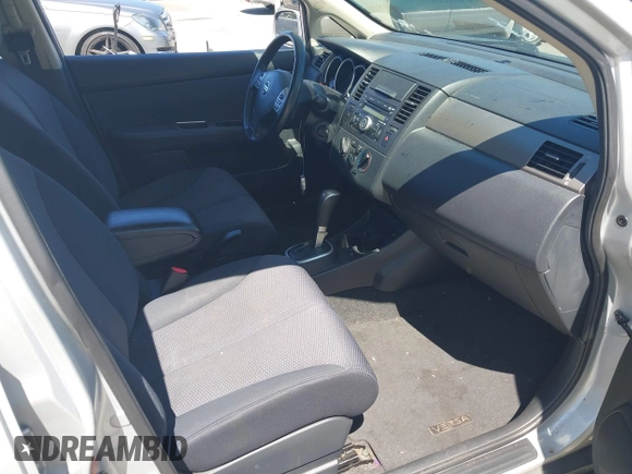 2009 Nissan Versa S z VIN 3N1BC13E09L372132, wystawiony jako IAAI lot #42314068 z przebiegiem 135 829 mil mil oraz . Historia ofert i sprzedaży dostępna na DreamBid. Obrazek 5.