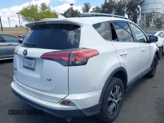 2017 Toyota RAV4 LE z VIN 2T3ZFREV2HW355371, wystawiony jako IAAI lot #42246996 z przebiegiem Nie podano mil oraz . Historia ofert i sprzedaży dostępna na DreamBid. Obrazek 4.
