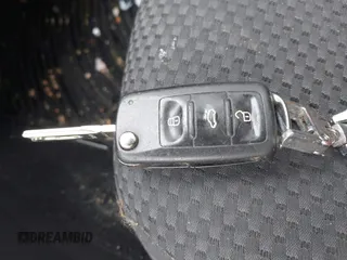 2014 Volkswagen Jetta S z VIN 3VW1K7AJ6EM413671, wystawiony jako IAAI lot #42145258 z przebiegiem 109 211 mil mil oraz . Historia ofert i sprzedaży dostępna na DreamBid. Obrazek 11.