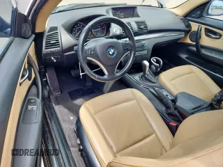 2012 BMW 1 Series 128i z VIN WBAUP7C56CVP22820, wystawiony jako Copart lot #56007435 z przebiegiem 75 161 mil mil oraz Czysty tytuł • Clean title. Historia ofert i sprzedaży dostępna na DreamBid. Obrazek 8.