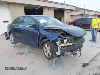 2011 Volkswagen Jetta Sedan SE w/Convenience & Sunroof with VIN 3VWDX7AJ7BM008140, listed as a IAAI auction lot 40653928 with 1 mi miles. Bid and sale history available at carsss.com. Image 1.