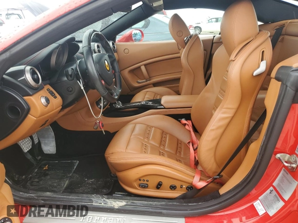 2014 Ferrari California z VIN ZFF65TJA9E0196713, wystawiony jako Copart lot #73682984 z przebiegiem Nie podano mil oraz Nie do naprawy. Historia ofert i sprzedaży dostępna na DreamBid. Obrazek 7.