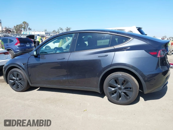 2024 Tesla Model Y z VIN 7SAYGDED4RF115252, wystawiony jako IAAI lot #42302658 z przebiegiem 7 365 mil mil oraz . Historia ofert i sprzedaży dostępna na DreamBid. Obrazek 14.