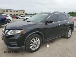 2017 Nissan Rogue SV z VIN KNMAT2MT0HP517720, wystawiony jako Copart lot #54949195 z przebiegiem 150 422 mil mil oraz Czysty tytuł • Clean title. Historia ofert i sprzedaży dostępna na DreamBid. Obrazek 1.