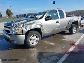 2008 Chevrolet Silverado 1500 LT w/1LT with VIN 1GCEK19038Z129592, listed as a IAAI auction lot 40923588 with 199,574 mi miles. Bid and sale history available at carsss.com. Image 2.