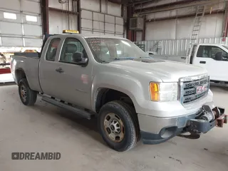 2011 GMC Sierra 2500HD Work Truck z VIN 1GT22ZCG2BZ381915, wystawiony jako IAAI lot #42369645 z przebiegiem 106 792 mil mil oraz . Historia ofert i sprzedaży dostępna na DreamBid. Obrazek 1.