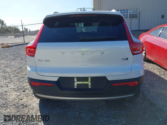 2021 Volvo XC40 Momentum with VIN YV4162UK8M2499552, listed as a IAAI auction lot 41375452 with 72,189 mi miles. Bid and sale history available at carsss.com. Image 16.
