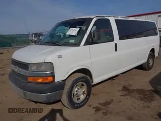 2007 Chevrolet Express Passenger z VIN 1GAHG39U571200083, wystawiony jako IAAI lot #41763512 z przebiegiem 288 421 mil mil oraz . Historia ofert i sprzedaży dostępna na DreamBid. Obrazek 2.