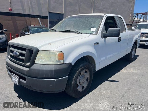 2007 Ford F-150 XLT z VIN 1FTPX12577NA29467, wystawiony jako IAAI lot #42821257 z przebiegiem 232 996 mil mil oraz . Historia ofert i sprzedaży dostępna na DreamBid. Obrazek 5.