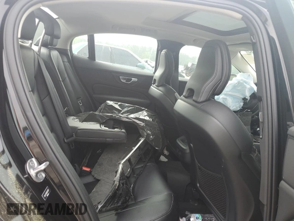 2024 Volvo S60 Core Dark Theme z VIN 7JRL12TK6RG323297, wystawiony jako Copart lot #53923895 z przebiegiem Nie podano mil oraz Szkoda całkowita • Salvage title. Historia ofert i sprzedaży dostępna na DreamBid. Obrazek 10.