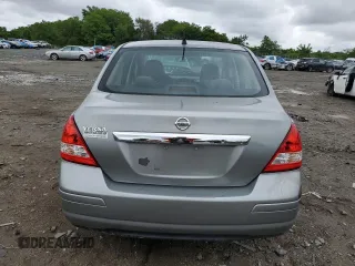 2010 Nissan Versa S z VIN 3N1BC1AP9AL418100, wystawiony jako Copart lot #57971985 z przebiegiem 95 353 mil mil oraz Szkoda całkowita • Salvage title. Historia ofert i sprzedaży dostępna na DreamBid. Obrazek 6.