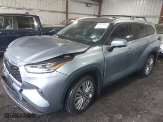 2024 Toyota Highlander LE with VIN 5TDKDRBH4RS567200, listed as a IAAI auction lot 41451059 with 4,439 mi miles. Bid and sale history available at carsss.com. Image 17.