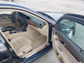 2012 Mercedes-Benz C 300 Sport z VIN WDDGF8BB1CA717117, wystawiony jako IAAI lot #42684049 z przebiegiem 184 128 mil mil oraz . Historia ofert i sprzedaży dostępna na DreamBid. Obrazek 5.