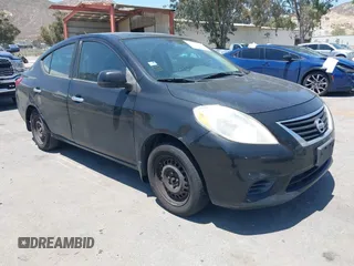 2014 Nissan Versa S Plus z VIN 3N1CN7AP6EL875051, wystawiony jako IAAI lot #42310996 z przebiegiem 175 947 mil mil oraz . Historia ofert i sprzedaży dostępna na DreamBid. Obrazek 1.