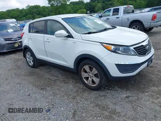 2013 Kia Sportage LX z VIN KNDPBCA26D7527886, wystawiony jako IAAI lot #42400775 z przebiegiem 149 740 mil mil oraz . Historia ofert i sprzedaży dostępna na DreamBid. Obrazek 1.