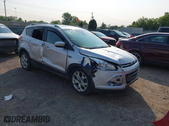 2015 Ford Escape Titanium z VIN 1FMCU0J90FUC02039, wystawiony jako IAAI lot #42369882 z przebiegiem 156 287 mil mil oraz . Historia ofert i sprzedaży dostępna na DreamBid. Obrazek 1.