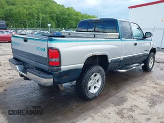 1998 Dodge 1500 z VIN 3B7HF13Y8WG131724, wystawiony jako IAAI lot #42214113 z przebiegiem 223 535 mil mil oraz . Historia ofert i sprzedaży dostępna na DreamBid. Obrazek 4.