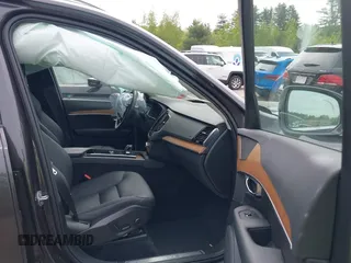 2024 Volvo XC90 Plus Bright Theme z VIN YV4L12PE1R1234921, wystawiony jako IAAI lot #42255873 z przebiegiem 22 994 mil mil oraz . Historia ofert i sprzedaży dostępna na DreamBid. Obrazek 5.