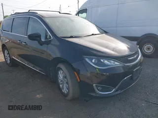 2017 Chrysler Pacifica Touring L z VIN 2C4RC1BG8HR654342, wystawiony jako IAAI lot #42066909 z przebiegiem 135 754 mil mil oraz . Historia ofert i sprzedaży dostępna na DreamBid. Obrazek 1.