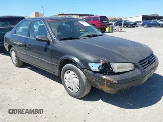 1998 Toyota Camry LE z VIN 4T1BG22K2WU377926, wystawiony jako IAAI lot #42298016 z przebiegiem 247 754 mil mil oraz . Historia ofert i sprzedaży dostępna na DreamBid. Obrazek 1.