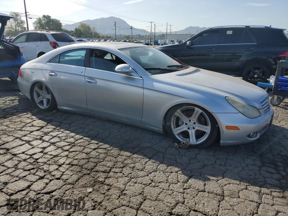 2007 Mercedes-Benz CLS 550 z VIN WDDDJ72X47A081645, wystawiony jako Copart lot #52244625 z przebiegiem 154 948 mil mil oraz Czysty tytuł • Clean title. Historia ofert i sprzedaży dostępna na DreamBid. Obrazek 4.