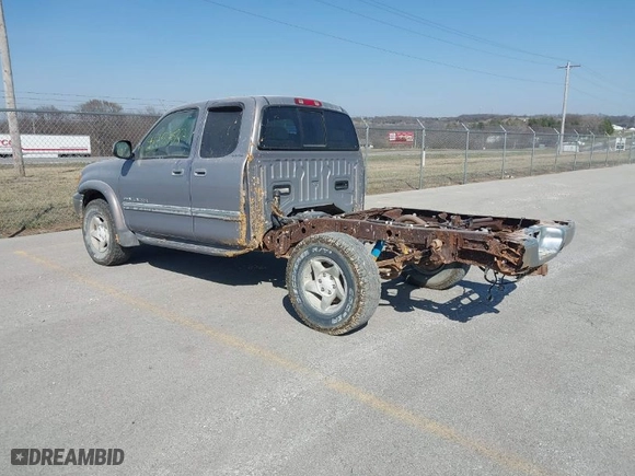 2000 Toyota Tundra Limited with VIN 5TBBT4819YS053530, listed as a IAAI auction lot 41757537 with 258,697 mi miles. Bid and sale history available at carsss.com. Image 3.