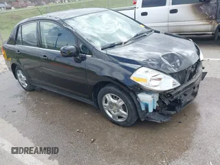 2008 Nissan Versa S z VIN 3N1BC11EX8L446772, wystawiony jako IAAI lot #41824455 z przebiegiem 145 793 mil mil oraz . Historia ofert i sprzedaży dostępna na DreamBid. Obrazek 1.