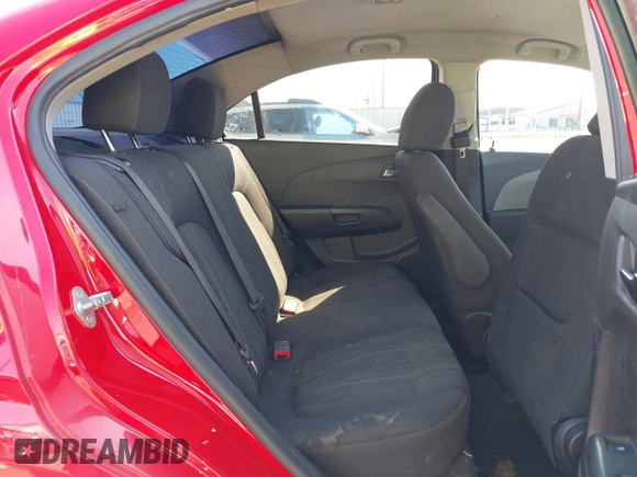 2014 Chevrolet Sonic LT z VIN 1G1JC5SHXE4203739, wystawiony jako IAAI lot #42030758 z przebiegiem 112 438 mil mil oraz . Historia ofert i sprzedaży dostępna na DreamBid. Obrazek 8.
