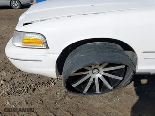 2000 Ford Crown Victoria with VIN 2FAFP73W7YX135395, listed as a IAAI auction lot 41439401 with 235,285 mi miles. Bid and sale history available at carsss.com. Image 6.