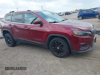 2019 Jeep Cherokee Latitude Plus z VIN 1C4PJLLB9KD404257, wystawiony jako IAAI lot #42133975 z przebiegiem 97 062 mil mil oraz . Historia ofert i sprzedaży dostępna na DreamBid. Obrazek 1.
