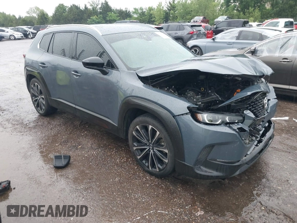 2023 Mazda CX-50 S Premium Plus z VIN 7MMVABEMXPN104518, wystawiony jako IAAI lot #42184893 z przebiegiem 61 991 mil mil oraz . Historia ofert i sprzedaży dostępna na DreamBid. Obrazek 1.