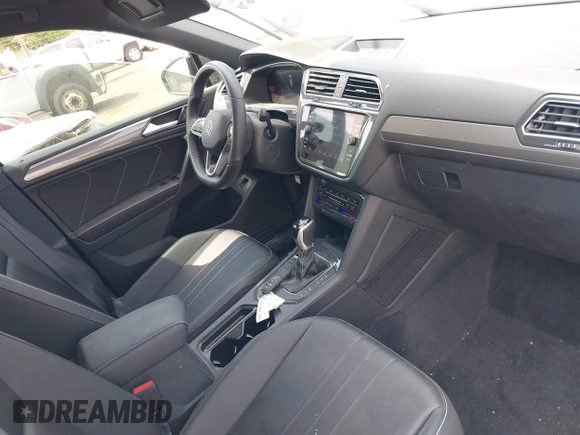 2024 Volkswagen Tiguan SE R-Line Black z VIN 3VVCB7AX5RM053896, wystawiony jako IAAI lot #41883670 z przebiegiem 11 239 mil mil oraz . Historia ofert i sprzedaży dostępna na DreamBid. Obrazek 5.