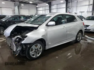 2009 Toyota Matrix S z VIN 2T1LE40E19C004921, wystawiony jako Copart lot #55597075 z przebiegiem 121 801 mil mil oraz Szkoda całkowita • Salvage title. Historia ofert i sprzedaży dostępna na DreamBid. Obrazek 1.