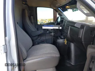 2021 Chevrolet Express Cargo z VIN 1GCWGAFP1M1235250, wystawiony jako IAAI lot #42678056 z przebiegiem 46 536 mil mil oraz . Historia ofert i sprzedaży dostępna na DreamBid. Obrazek 5.