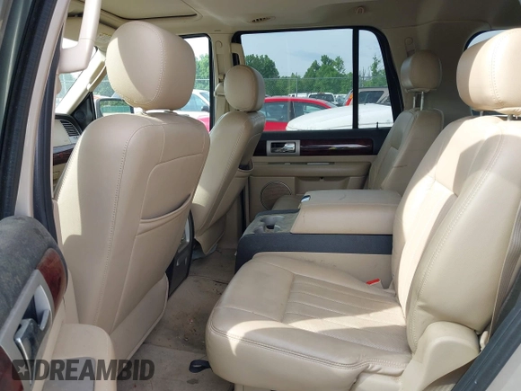 2006 Lincoln Navigator Luxury z VIN 5LMFU28506LJ27356, wystawiony jako IAAI lot #42309880 z przebiegiem 240 000 mil mil oraz . Historia ofert i sprzedaży dostępna na DreamBid. Obrazek 8.