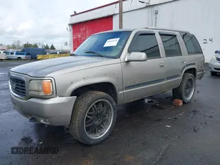 1999 Cadillac Escalade z VIN 1GYEK13R4XR410963, wystawiony jako IAAI lot #40599113 z przebiegiem 191 751 mil mil oraz . Historia ofert i sprzedaży dostępna na DreamBid. Obrazek 2.
