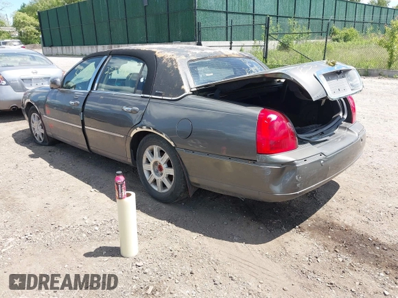 2004 Lincoln Town Car Signature z VIN 1LNHM81W74Y652349, wystawiony jako IAAI lot #42297969 z przebiegiem Nie podano mil oraz . Historia ofert i sprzedaży dostępna na DreamBid. Obrazek 3.