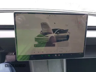 2025 Tesla Model 3 Long Range z VIN 5YJ3E1EAXSF929042, wystawiony jako IAAI lot #41929594 z przebiegiem 116 mil mil oraz . Historia ofert i sprzedaży dostępna na DreamBid. Obrazek 18.
