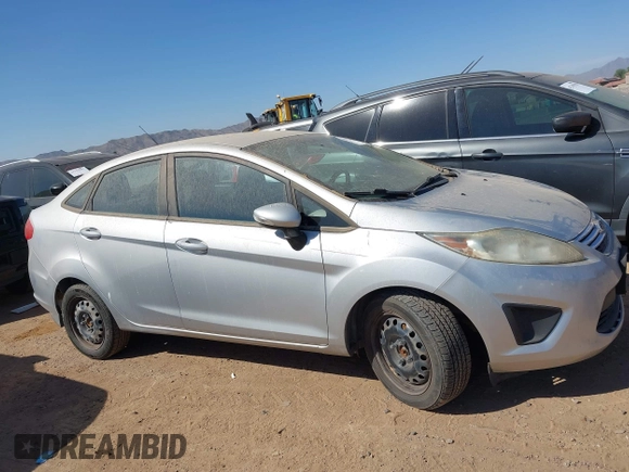 2013 Ford Fiesta SE z VIN 3FADP4BJ7DM165174, wystawiony jako IAAI lot #42311167 z przebiegiem 90 592 mil mil oraz . Historia ofert i sprzedaży dostępna na DreamBid. Obrazek 12.