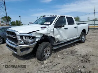 2024 Ram 2500 Tradesman z VIN 3C6UR5CJXRG315185, wystawiony jako Copart lot #56001185 z przebiegiem 3232 mil mil oraz Szkody całkowita. Historia ofert i sprzedaży dostępna na DreamBid. Obrazek 1.