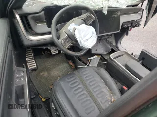2023 Rivian R1T Adventure z VIN 7FCTGAAA5PN019737, wystawiony jako Copart lot #57290475 z przebiegiem Nie podano mil oraz Nie do naprawy. Historia ofert i sprzedaży dostępna na DreamBid. Obrazek 8.