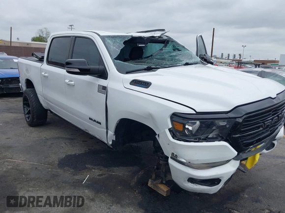 2021 Ram 1500 Big Horn z VIN 1C6RREFT2MN647379, wystawiony jako IAAI lot #42094375 z przebiegiem 57 121 mil mil oraz . Historia ofert i sprzedaży dostępna na DreamBid. Obrazek 6.
