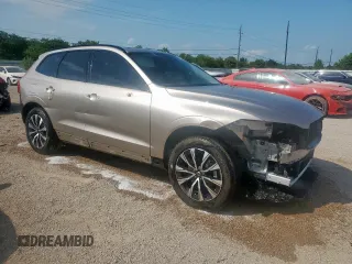2025 Volvo XC60 Plus z VIN YV4M12RC9S1116363, wystawiony jako Copart lot #57709755 z przebiegiem 9 523 mil mil oraz Czysty tytuł • Clean title. Historia ofert i sprzedaży dostępna na DreamBid. Obrazek 4.